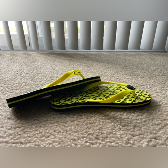 Michael Kors Eva Flip Flops NWOT - Picture 3 of 6